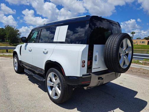 2025 Land Rover Defender 110 P400 X-Dynamic SE
