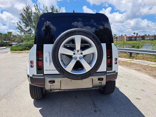 2025 Land Rover Defender 110 P400 X-Dynamic SE