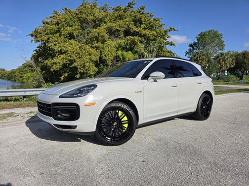 Chalk 2021 Porsche Cayenne Cayenne Turbo S E-Hybrid