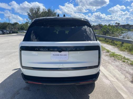 Fuji White 2027 Land Rover Range Rover SE