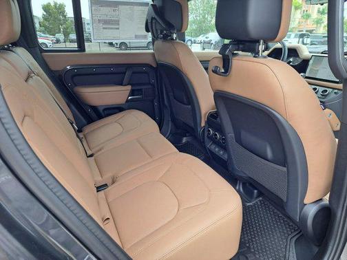 2025 Land Rover Defender 110 P300