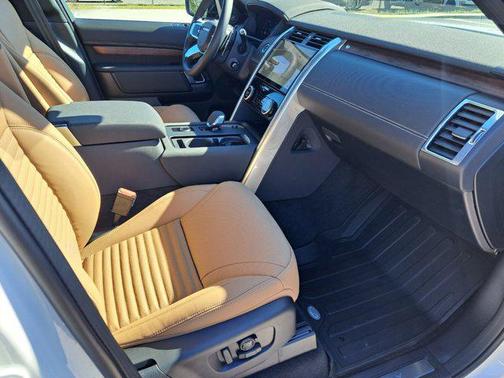 2025 Land Rover Discovery P300 Dynamic SE