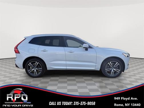 Crystal White Pearl Metallic 2019 Volvo XC60 T6 Momentum
