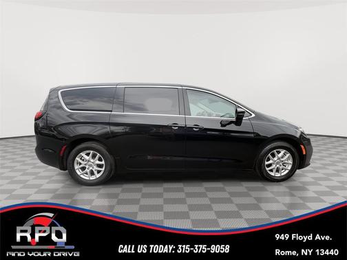 Diamond Black Crystal Pearlcoat 2024 Chrysler Pacifica Touring L