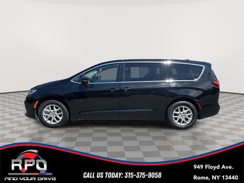 Diamond Black Crystal Pearlcoat 2024 Chrysler Pacifica Touring L
