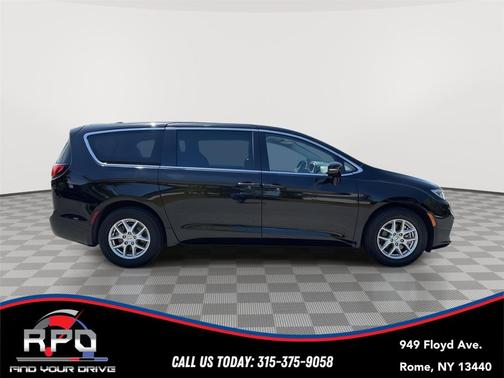 Diamond Black Crystal Pearlcoat 2024 Chrysler Pacifica Touring L