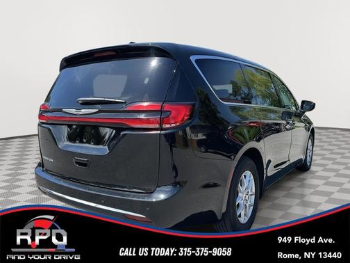 Diamond Black Crystal Pearlcoat 2024 Chrysler Pacifica Touring L