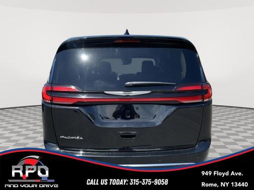 Diamond Black Crystal Pearlcoat 2024 Chrysler Pacifica Touring L