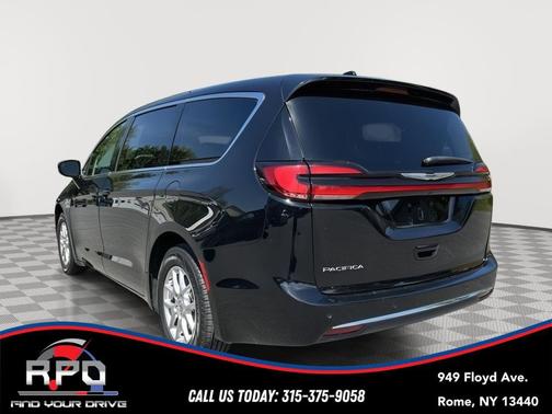 Diamond Black Crystal Pearlcoat 2024 Chrysler Pacifica Touring L