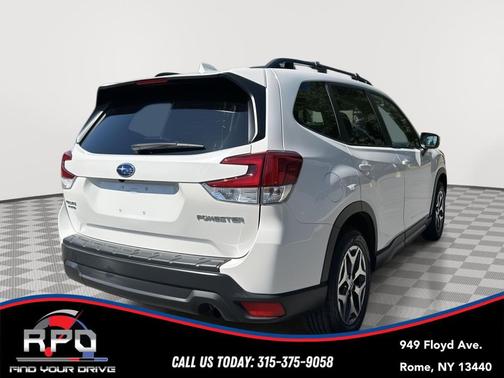 Crystal White Pearl 2022 Subaru Forester Premium