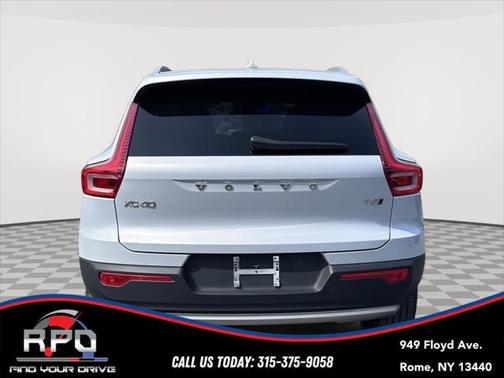 2022 Volvo XC40 T5 Momentum