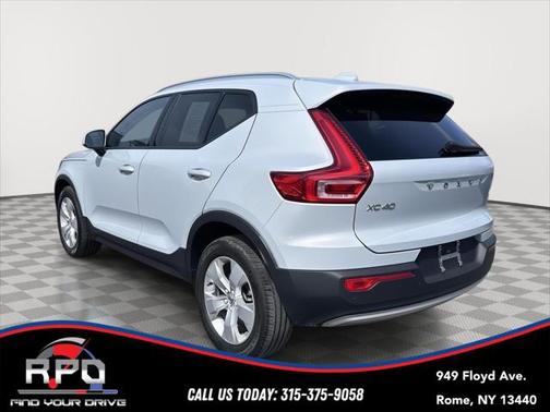2022 Volvo XC40 T5 Momentum