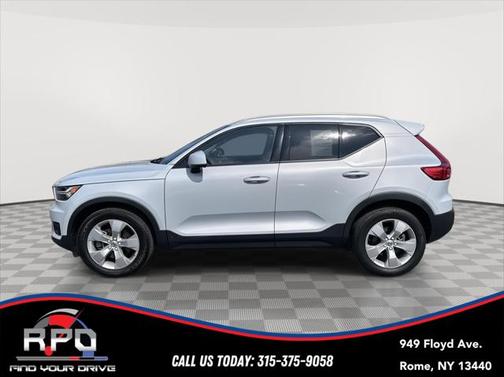 2022 Volvo XC40 T5 Momentum