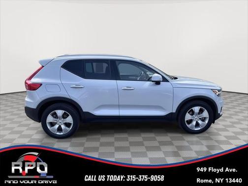 2022 Volvo XC40 T5 Momentum