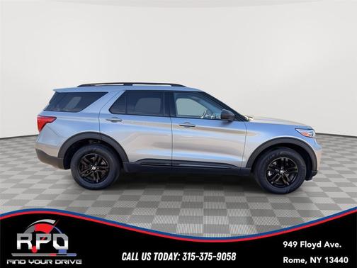 Iconic Silver Metallic 2022 Ford Explorer XLT