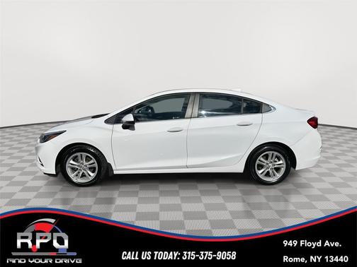 Summit White 2018 Chevrolet Cruze LT