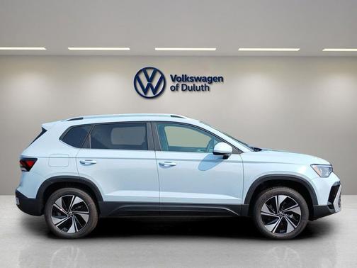 Monument Gray 2026 Volkswagen Taos SE