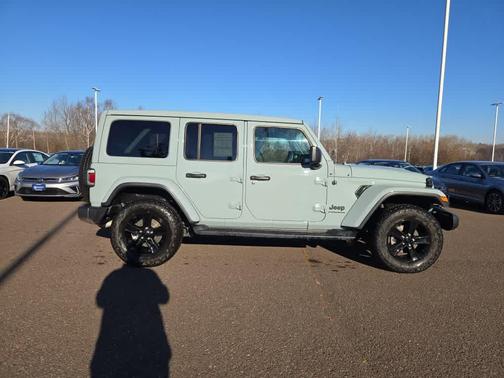 2023 Jeep Wrangler 4-Door Sahara Altitude 4x4