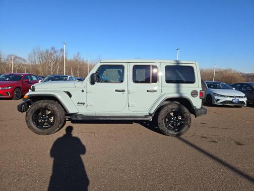 2023 Jeep Wrangler 4-Door Sahara Altitude 4x4