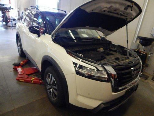 2024 Nissan Pathfinder SL