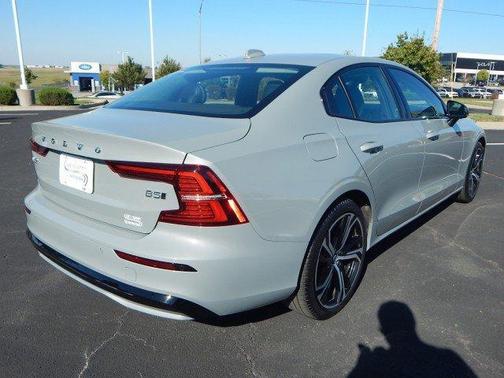 2024 Volvo S60 B5 Core Dark Theme