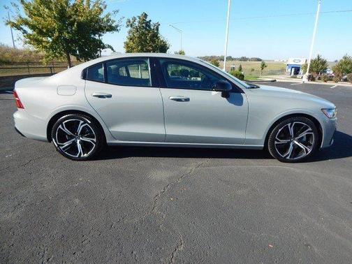 2024 Volvo S60 B5 Core Dark Theme