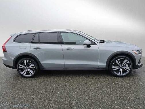 2025 Volvo V60 Cross Country Plus