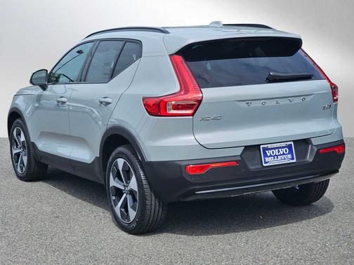 2025 Volvo XC40 B5 Plus Dark Theme