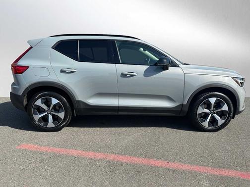 2025 Volvo XC40 B5 Plus Dark Theme