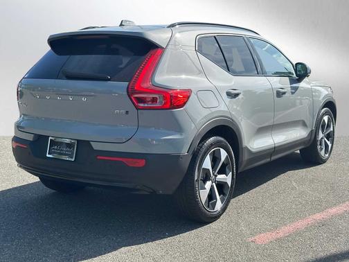 2025 Volvo XC40 B5 Plus Dark Theme