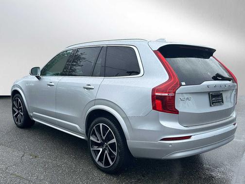 2022 Volvo XC90 T6 AWD Momentum 7 Seater