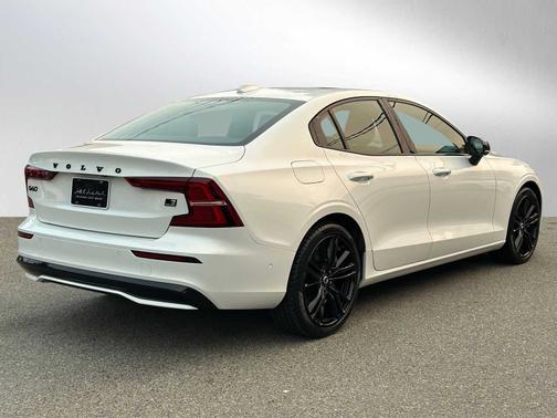 2024 Volvo S60 Recharge Plug-In Hybrid T8 Ultimate Black Edition
