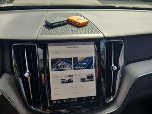 2024 Volvo XC60 Recharge Plug-In Hybrid T8 Ultimate Black Edition