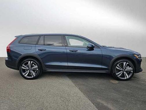 2025 Volvo V60 Cross Country Plus