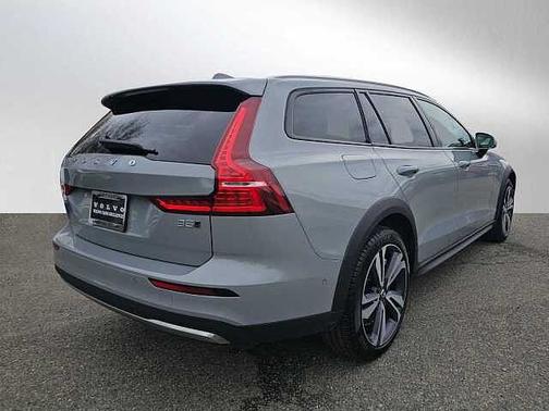 2025 Volvo V60 Cross Country Plus