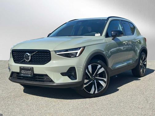2025 Volvo XC40 B5 Plus Dark Theme