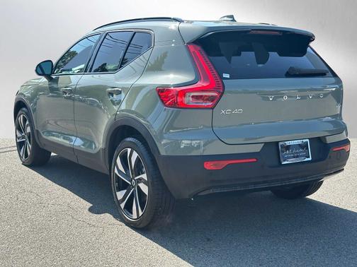 2025 Volvo XC40 B5 Plus Dark Theme