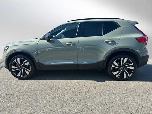 2025 Volvo XC40 B5 Plus Dark Theme