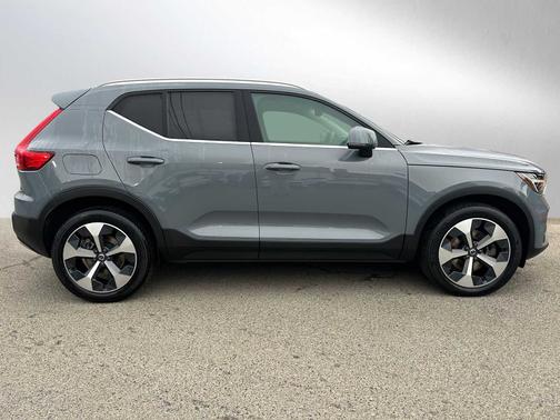 2023 Volvo XC40 B5 AWD Plus Bright