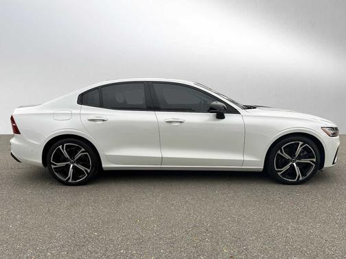 2023 Volvo S60 Recharge Plug-In Hybrid Plus Dark