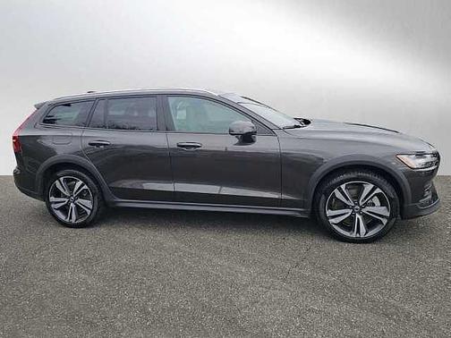 2025 Volvo V60 Cross Country Plus
