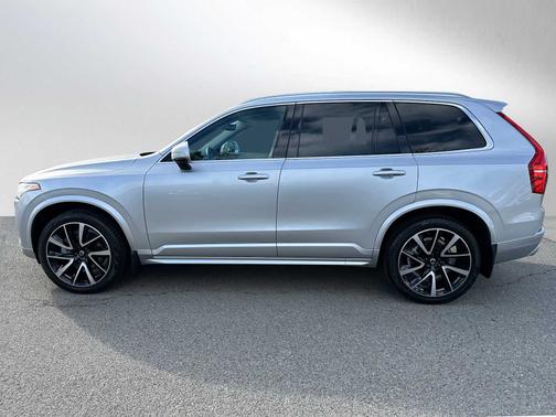 2021 Volvo XC90 T6 Momentum 7 Passenger