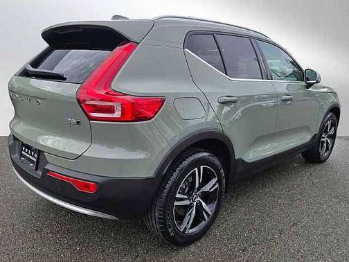 2025 Volvo XC40 Core
