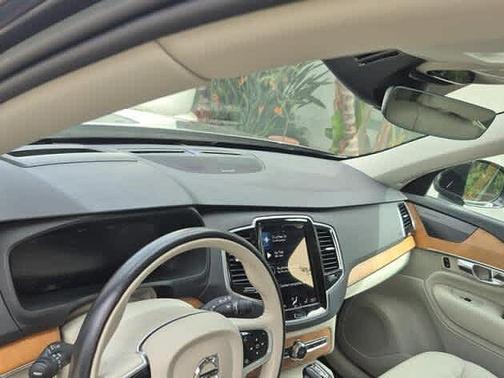 2022 Volvo XC90 T6 AWD Momentum 7 Seater
