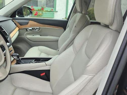 2022 Volvo XC90 T6 AWD Momentum 7 Seater