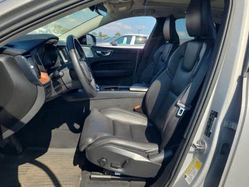 2023 Volvo XC60 Recharge Plug-In Hybrid Ultimate Dark