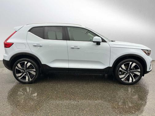 2024 Volvo XC40 B5 Plus Bright