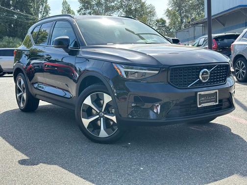 2025 Volvo XC40 B5 Plus Dark Theme