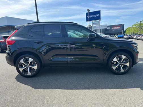 2025 Volvo XC40 B5 Plus Dark Theme