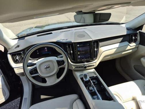 2023 Volvo XC60 Recharge Plug-In Hybrid Ultimate Dark